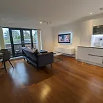 New Lux 1 Or 2 Bed Flats + Car Park + 5Min Tube + Fast Wifi