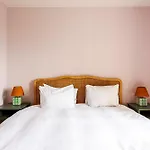 Chic Gunter Grove Flat - London Retreat
