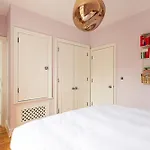 Chic Gunter Grove Flat - London Retreat