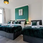 Stylish 2 Bed Apartment Near Central London