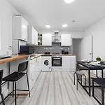 Brixton Retreat Cozy 2-Bedroom Living Space