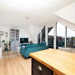 Chic City 1 Bedroom Apartment With Balcony Views