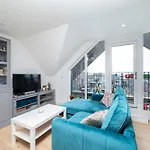 Chic City 1 Bedroom Apartment With Balcony Views