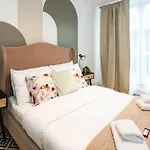 Charming Spacious 2Br Flat Near Station Plus Parking
