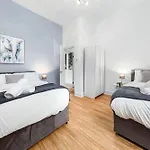 Brixton Retreat Cozy 2-Bedroom Living Space