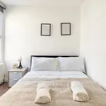 3 Bedroom Central London Townhouse 2Min To Station, Sleeps 8