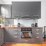 3 Bedroom Central London Townhouse 2Min To Station, Sleeps 8