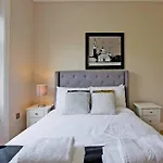 F7 Large 2Bed Kensington