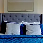 F7 Large 2Bed Kensington