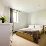 Spacious 2 Bed Battersea High Street