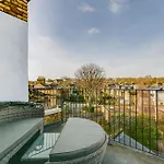 Stylish 2 Bed Flat With Balcony Great Views Nrtube