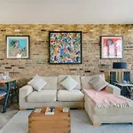 Stylish 2 Bed Flat With Balcony Great Views Nrtube