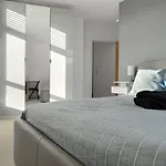 Modern And Spacious Penthouse Apartment In Putney With Free Parking
