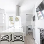 Sleek & Well-Connected Studio Flat Archway!