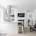 Sleek & Well-Connected Studio Flat Archway!
