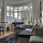 Interior Designed Flat Near Kew Botanical Gardens