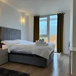 Luxury Modern 1 Bedroom Apartment With Balcony