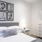 Newly Furnished Apt W/ Patios - Hampstead Heath