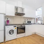 Spacious Apartment Near Hammersmith Staion
