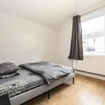 Spacious Apartment Near Hammersmith Staion