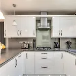 Livestay - Stylish 3-Bed Gem In Trendy E1 London