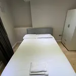 Modern Two Bed Flat In Notting Hill