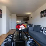 Beautiful And Spacious 2-Bed Apartment In London