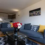 Beautiful And Spacious 2-Bed Apartment In London