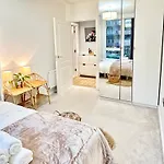 Canary Wharf, Sleeps 4, Fast Wifi, Gym, Prime Location