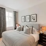 Quiet Luxury Escape For 6 In Covent Garden