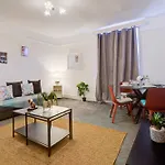2 Bedroom And Living Room Apartment In Central London