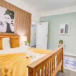2 Bedroom And Living Room Apartment In Central London