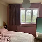 Kennington Flat With Balcony, King Size Bed And Free Parking Overlooking Park