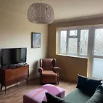 Kennington Flat With Balcony, King Size Bed And Free Parking Overlooking Park