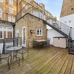 Stunning 2 Bed 2 Bath With Air Con + Garden