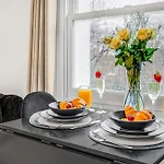 Serene Studio With Garden View - Cozy Retreat For Couples & Solo Travellers