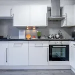 4 Beds - Tooting - 20 Min To Central London - Free Parking