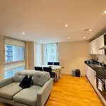 Contemporary 2Bd Flat Wbalcony Canary Wharf!
