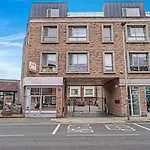 Modern And Spacious Penthouse Apartment In Putney With Free Parking