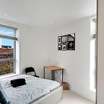 Modern And Spacious Penthouse Apartment In Putney With Free Parking
