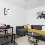 Stylish Two Bedroom Apt By Livestay Short Lets & Serviced Accommodation London, West Kensington