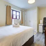 Spacious & Modern 2 Bed Sleeps 5 In Walthamstow