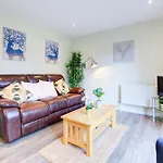 Spacious & Modern 2 Bed Sleeps 5 In Walthamstow