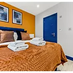 Palatial Style House Secs To Lovely River Walk