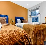 Palatial Style House Secs To Lovely River Walk