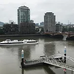 Cosy Private Room With Private Bathroom In A River View Flat