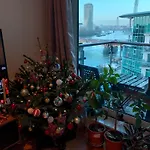 Cosy Private Room With Private Bathroom In A River View Flat