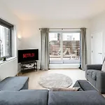 Beautiful Penthouse Apartment With Private Terrace In Greenwich Peninsula
