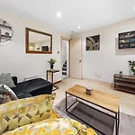 Deluxe Apartment - 1 Min Away From Camden Market And Station