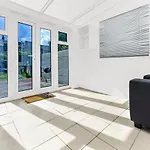 City Escape: Sleek And Comfy 3 Bedroom House W/ Garden